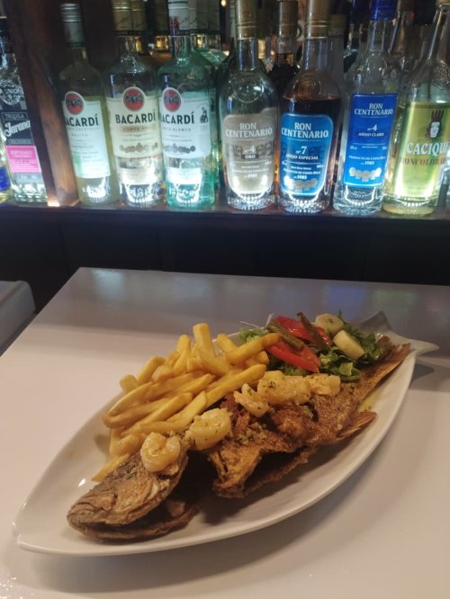 Pescado Entero con Camarones