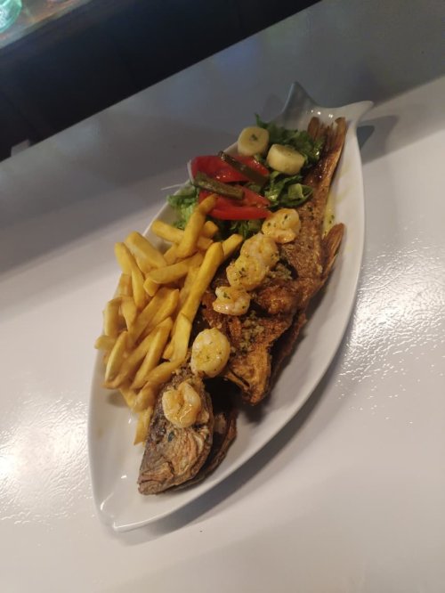 Pescado Entero con Camarones